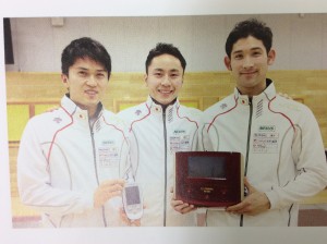 超音波治療をしている太田雄貴選手、千田健太選手、三宅諒選手の３選手