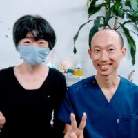 50肩と頚椎椎間板ヘルニアの痛みで夜横になれないほど痛みがあり、お悩みだった尾張旭市にお住いの50代女性のMami.Kさんと院長のツーショット写真