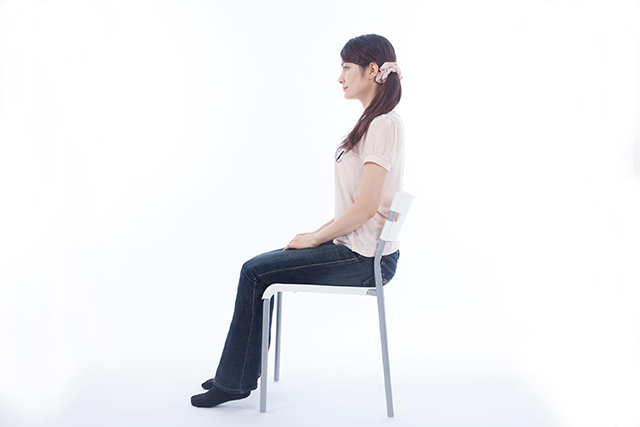 身体に悪影響を与える座り方ランキング６位の「椅子に正しく座る」