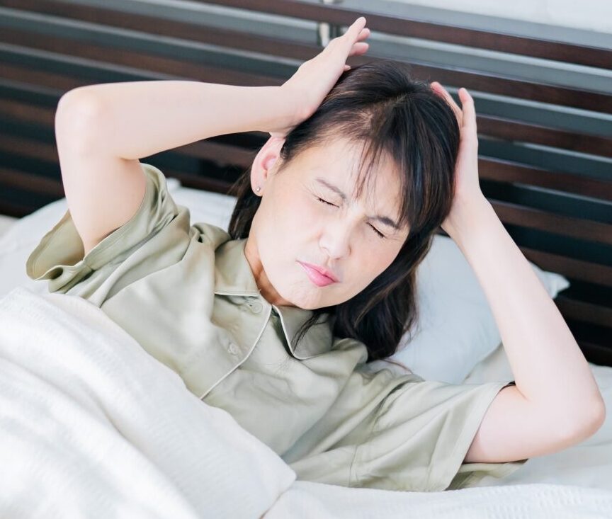 不眠症の症状で夜もやすやす眠れない50代女性