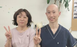 腰痛、足がしびれる、冷えたり、疲れたり何かのきっかけで症状を繰り返していた症状が改善した尾張旭市在住の57歳の山中靖子様と院長とのツーショット写真