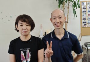 疲れが溜まると腰が痛くなりぎっくり腰になりやすく、股関節が悪く、歩くのも痛くなっていた長久手市にお住いの60代女性のS.S様とのツーショット写真